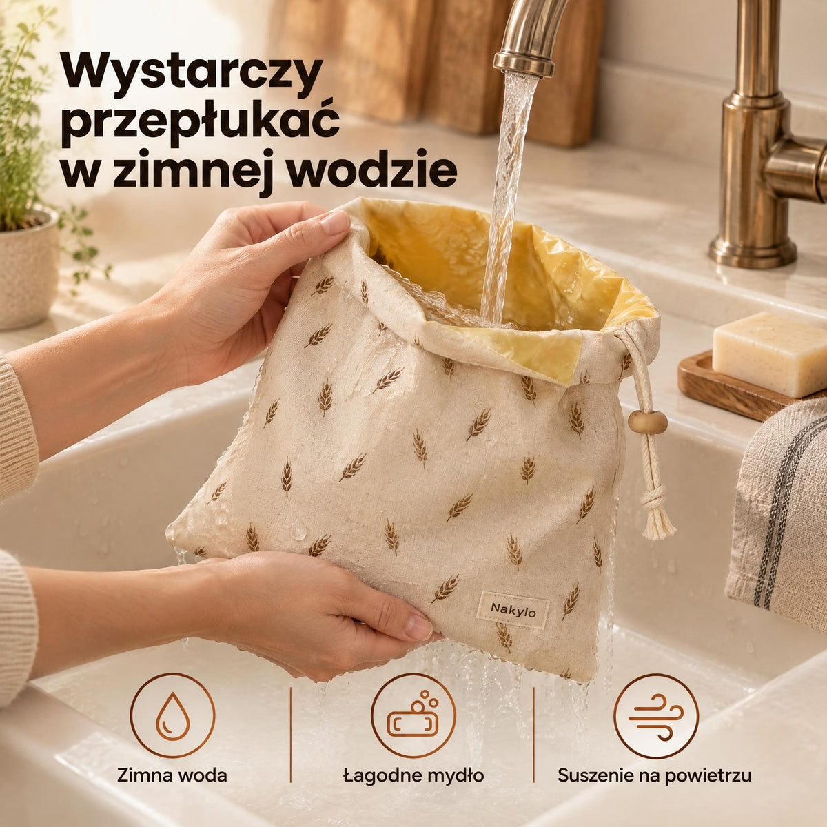 Mycie worka na chleb w zimnej wodzie