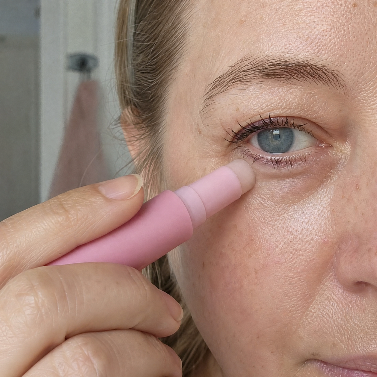 Application du stick sous l'œil, sur le creux du contour des yeux